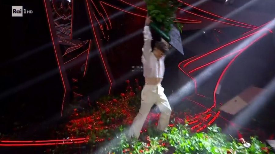[VIDEO] Blanco distrugge il palco di Sanremo durante la sua esibizione tra i fischi del pubblico