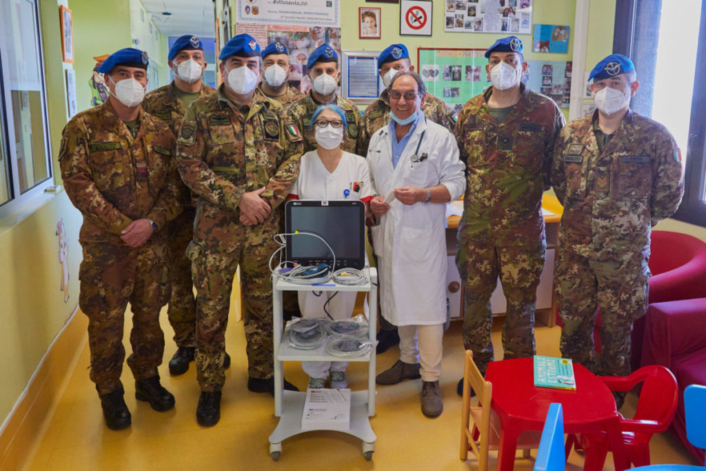 Foto 1. Il personale del Reparto di Pediatria e la rappresentanza dellAVES
