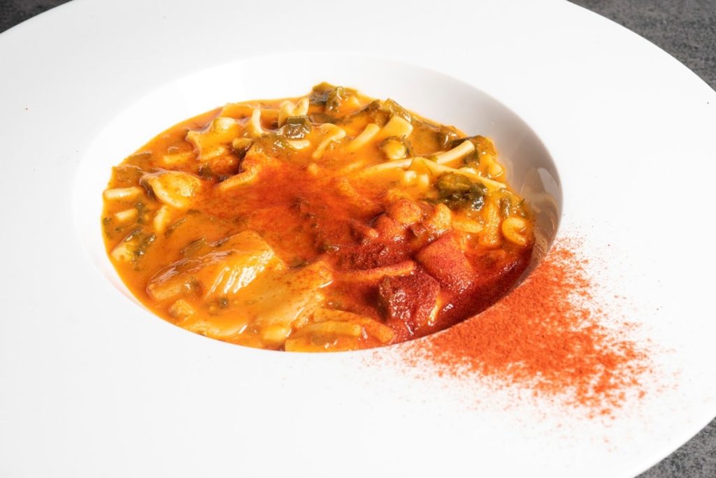 Pasta mista con crema di pomodori del Vesuvio stoccafisso norvegese alghe e peperone affumicato 2