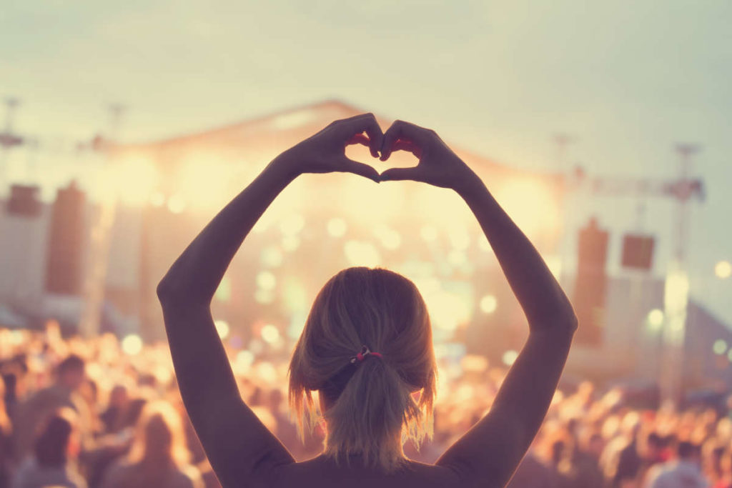 SH ragazza concerto mani cuore