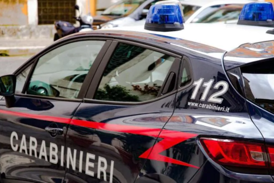Cadavere trovato in un’auto parcheggiata: indagano i carabinieri