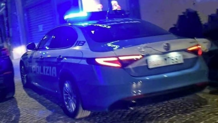 la volante della polizia in azione di notte