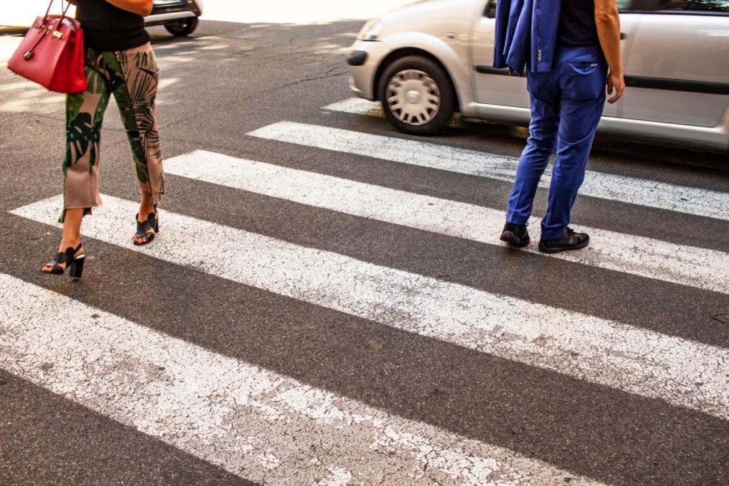 pedoni mentre attraversano sulle strisce