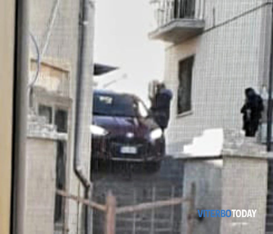 FOTONOTIZIA | Con l'auto giù dalle scale: "Ho seguito il navigatore" 1 tuscania auto giu dalle scale