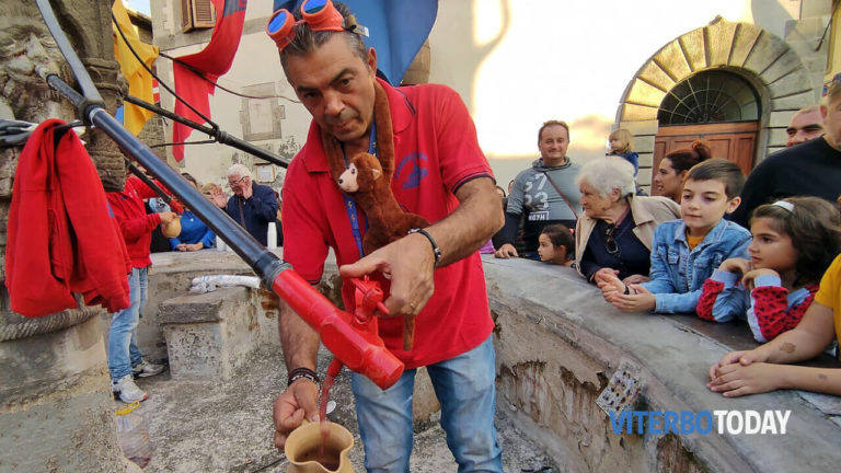 viterbo pianoscarano festa dell uva la fontana che butta vinoi