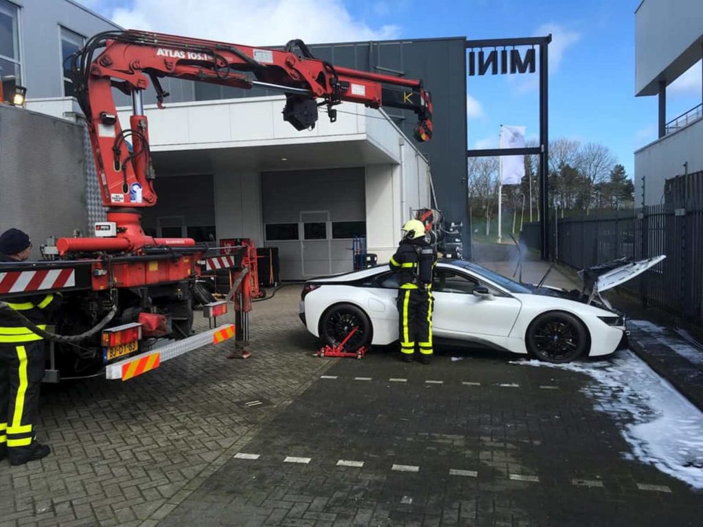 Auro elettrica BMW i8 dopo intervento dei Vigili del Fuoco per spegnere incendio