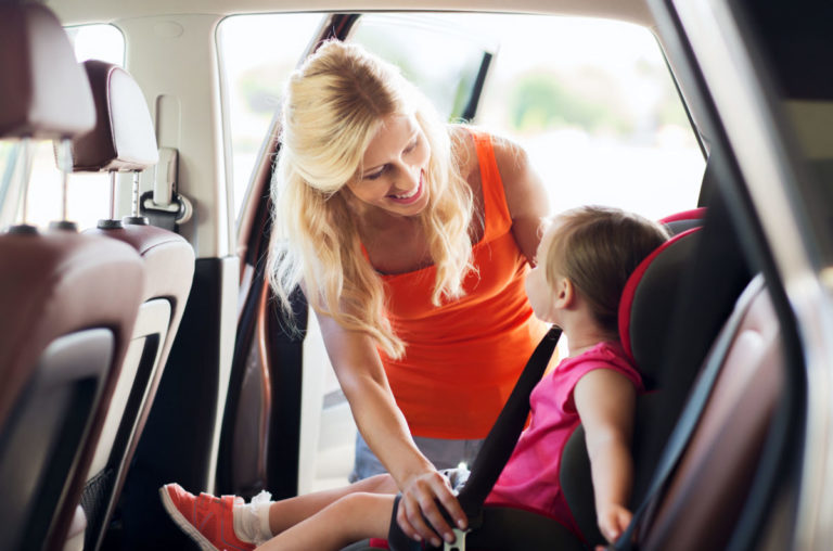 Bambini in auto trasporto genitori seggiolino