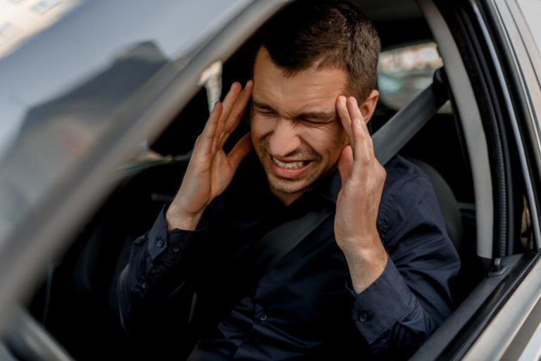 Conducente stanco soffre di mal di testa alla guida