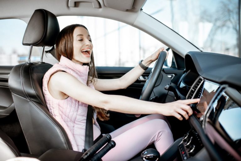 Giovane donna si distrae al volante mentre guida un auto