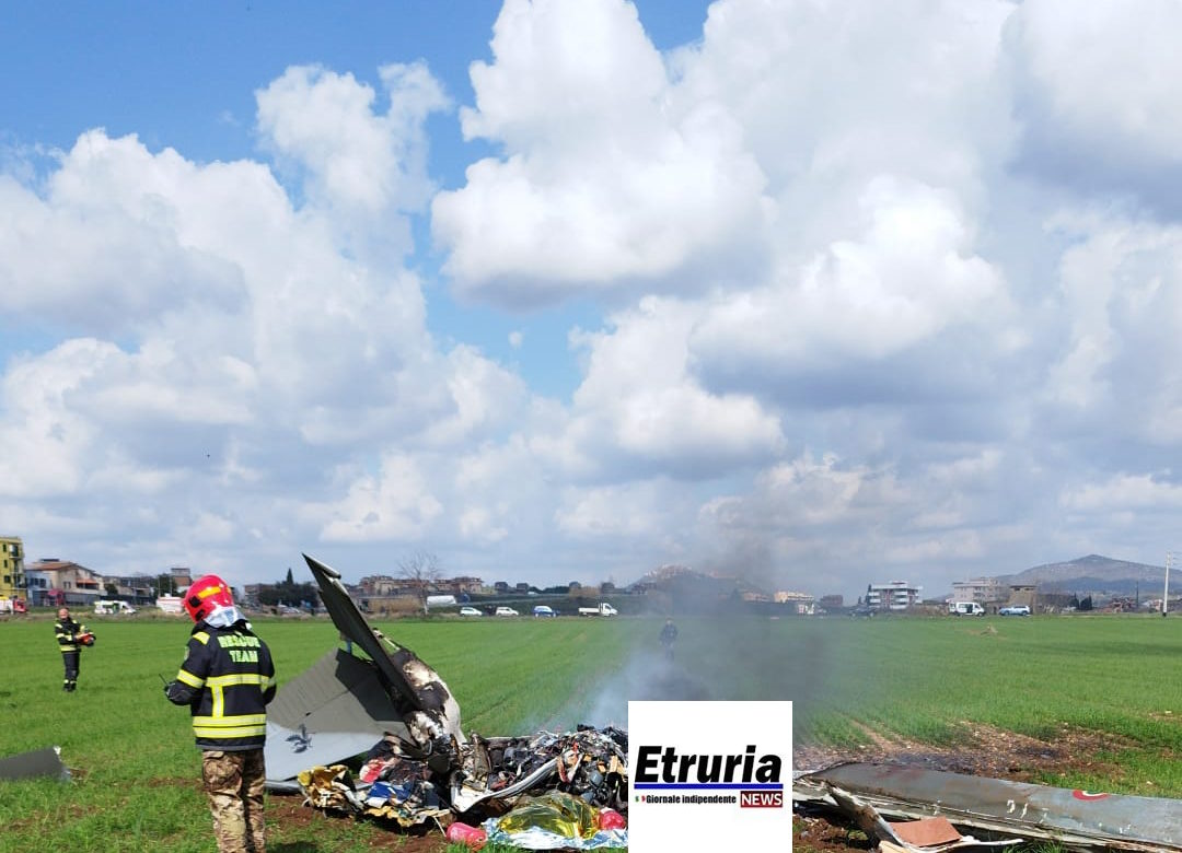 Guidonia – Scontro in volo tra due aerei militari, morti i piloti. Un mezzo caduto tra le abitazioni (FOTO)