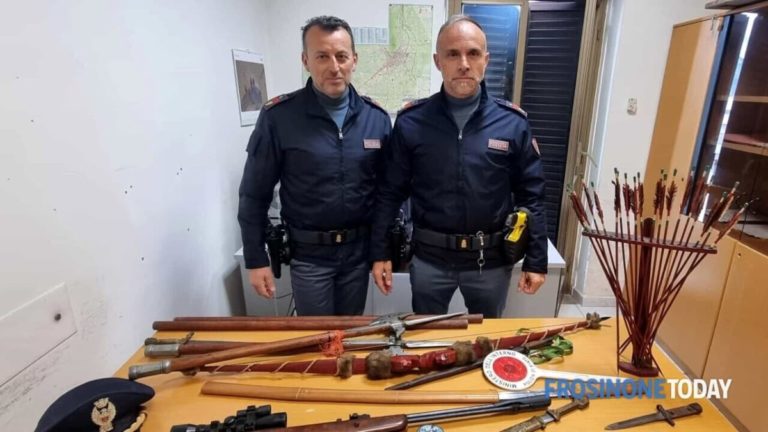 arsenale in casa le armi sequestrate dalla polizia 2