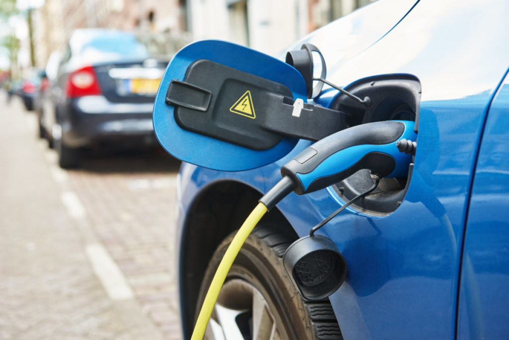 auto elettrica che ricarica alla colonnina
