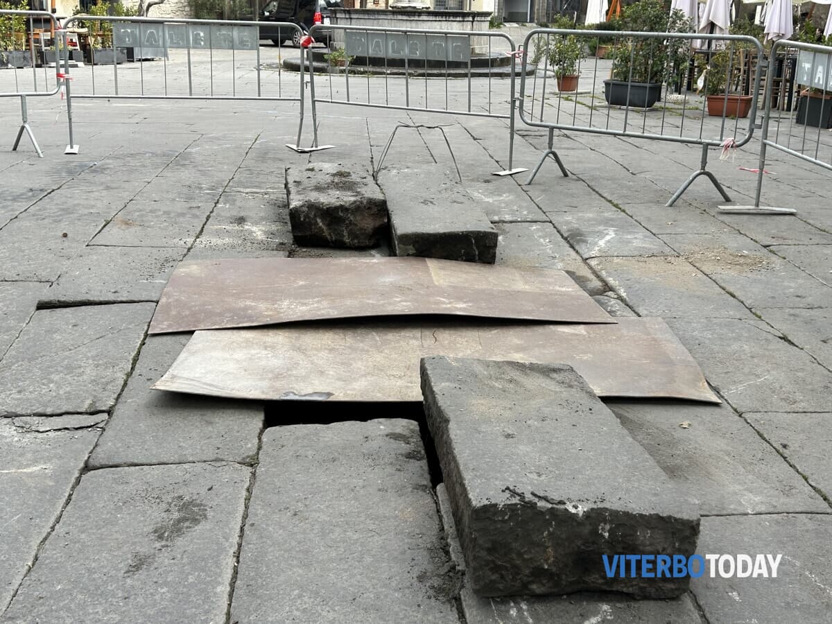 Frana piazza del Gesù, 70mila euro per riparare la voragine 1 basolato piazza del gesu 2