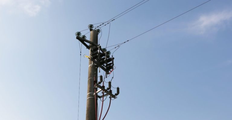 Asti, 15enne folgorato dai cavi dell’alta tensione: mani amputate 5 cavi alta tensione