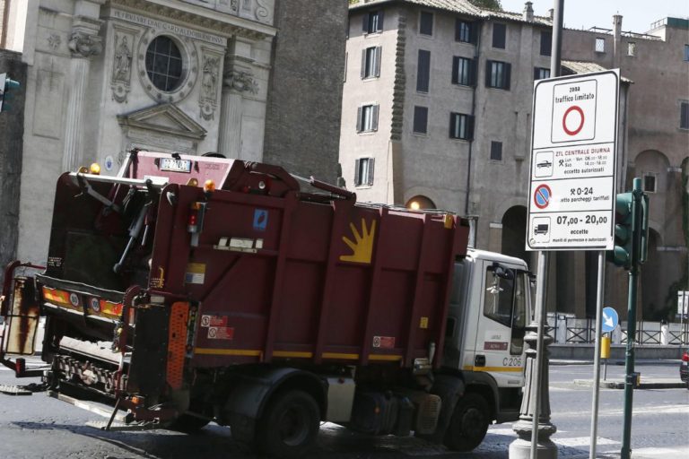 Avellino, muore 61enne: cade dal camion dei rifiuti mentre lavora 5 image 0f97f489 13cc 4f3b 99b1 56f9b28cfe5b