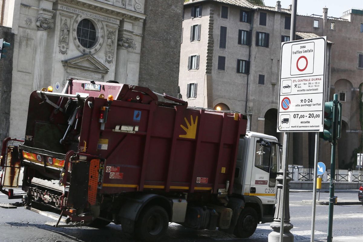 Avellino, muore 61enne: cade dal camion dei rifiuti mentre lavora 1 image 0f97f489 13cc 4f3b 99b1 56f9b28cfe5b