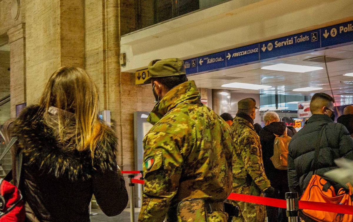 Ruba il bagaglio ad alcuni turisti in Stazione Centrale a Milano: arrestato