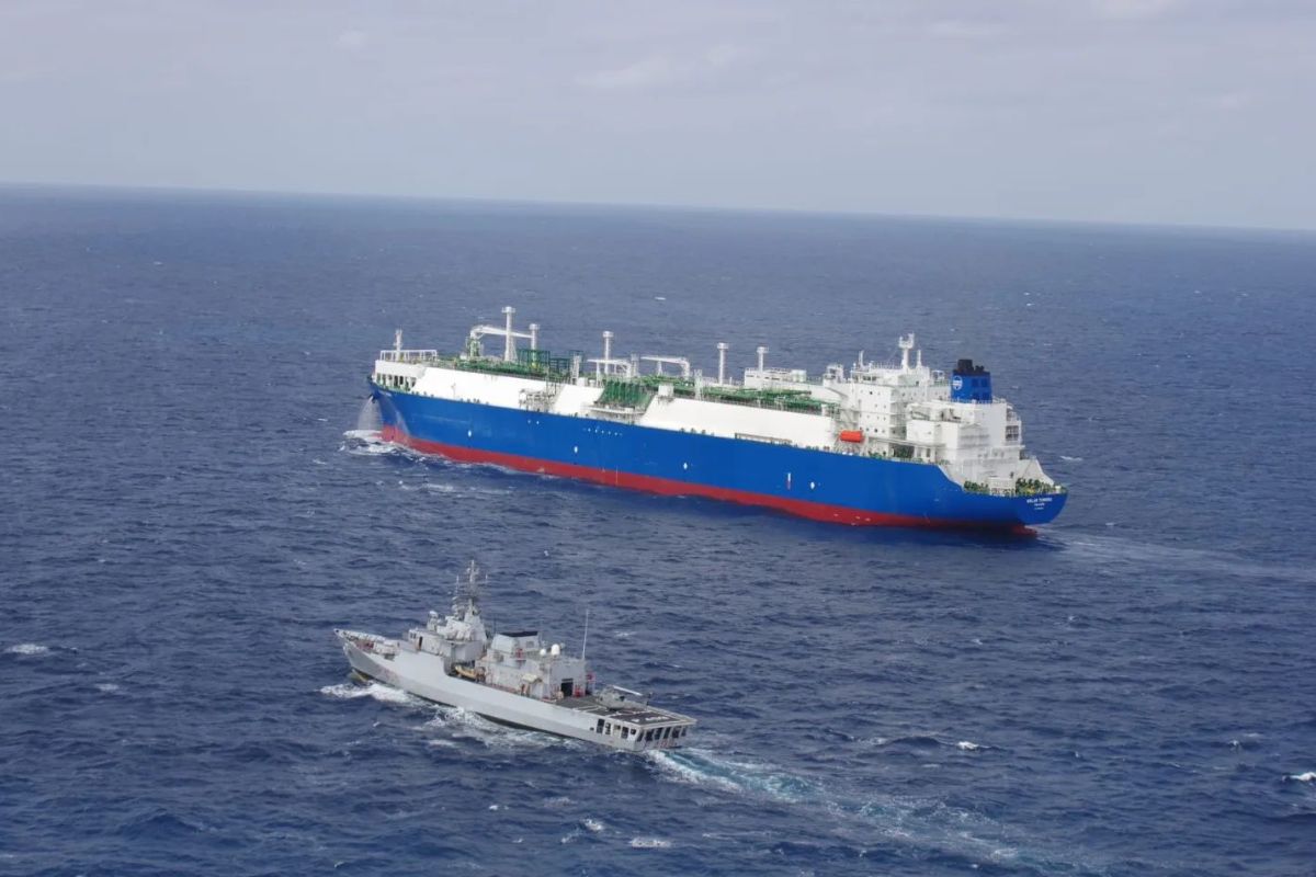 Golar Tundra, la nave rigassificatrice è tornata nel porto di Piombino