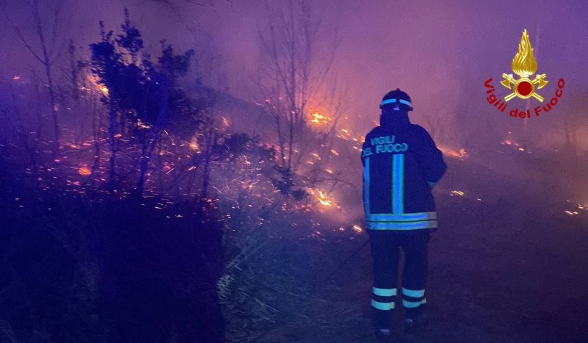 Incendio nel varesotto, in fiamme decine di ettari di bosco vicino a Montenegrino Valtraglia