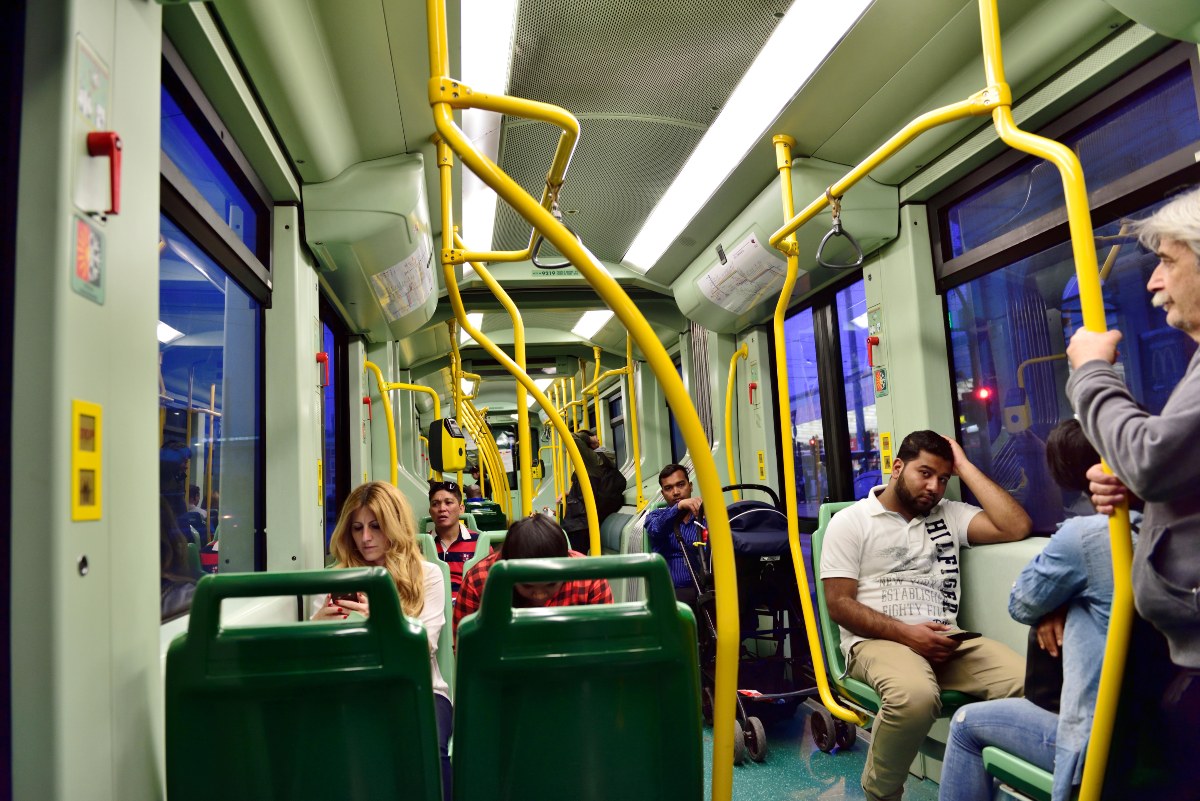 Roma, caos sul tram 2: uomo rifiuta di spegnere la sigaretta e spruzza spray al peperoncino 1 image 5f2c9b7a f573 4058 bbab d06502c59589