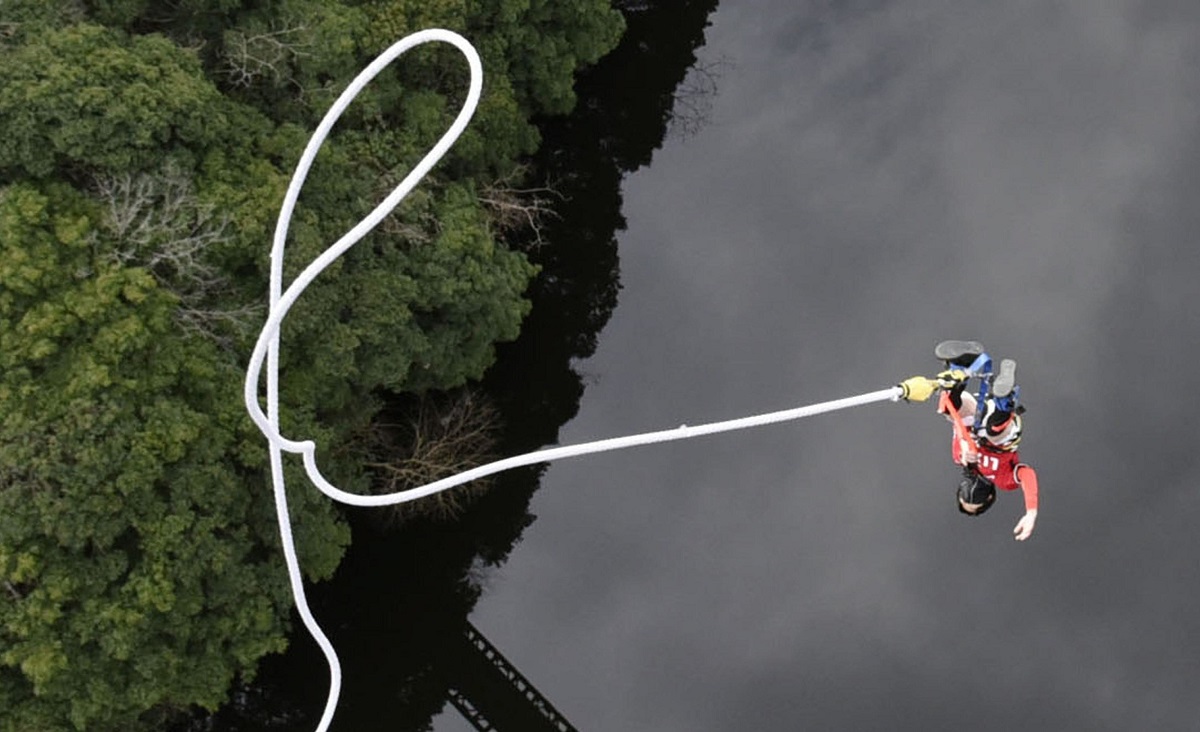 La corda del bungee jumping si spezza e lui miracolato cade in acqua