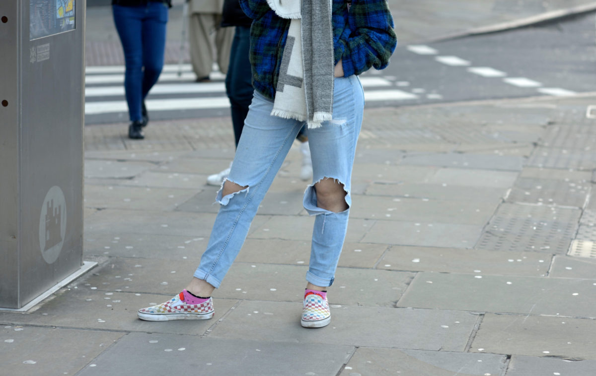 Vietati jeans strappati a scuola, studenti devono coprirli col nastro adesivo 1 image 8d0b8ae2 013d 42bc 80eb 2e91d9cdeb3c scaled 1