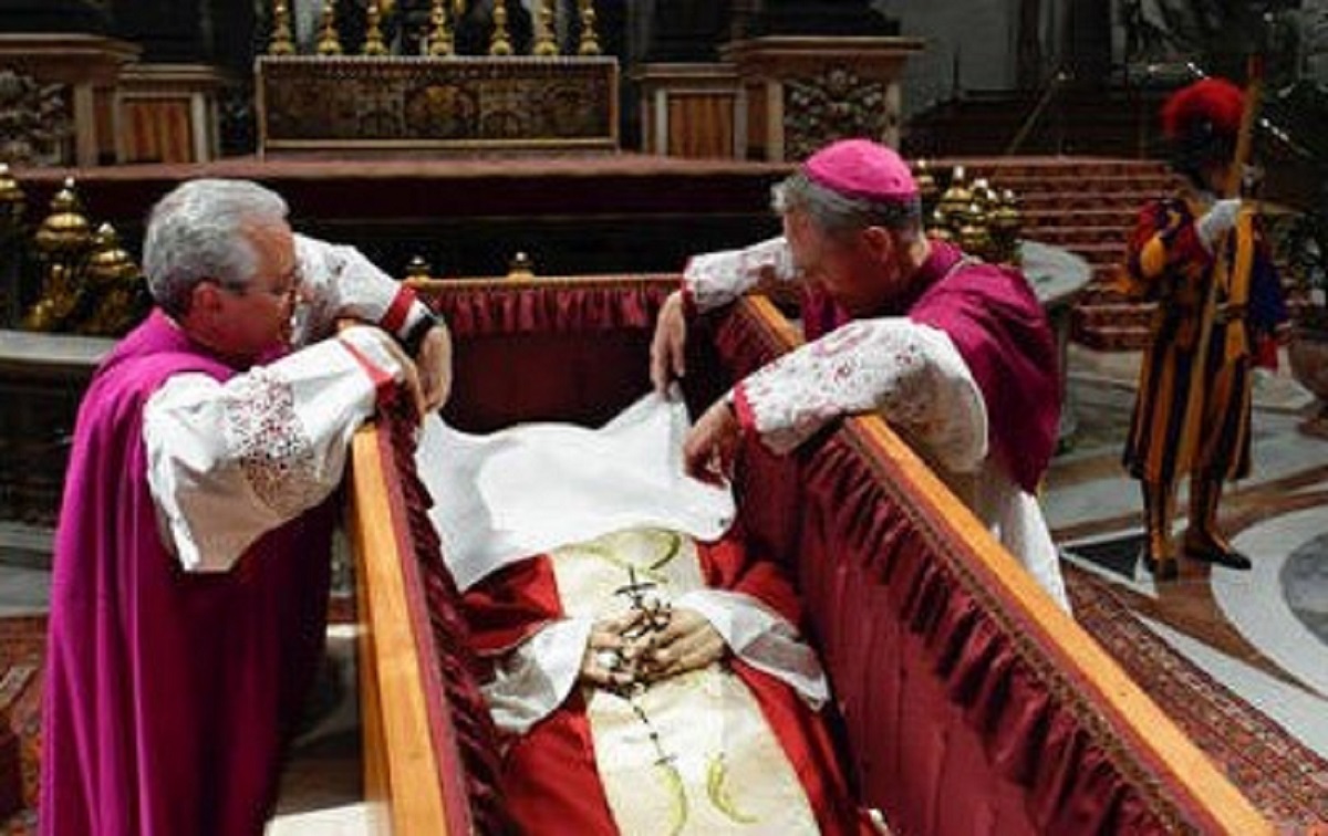 L’eredità di Ratzinger che “scotta”: in cinque potrebbero rifiutarla