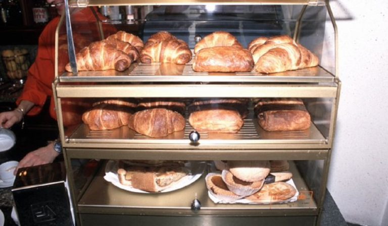 Reggio Emilia, bar vende croissant di farina di grillo: la reazione dei clienti 4 image cdcd62f7 f4d3 484c bf81 36d319cfe116