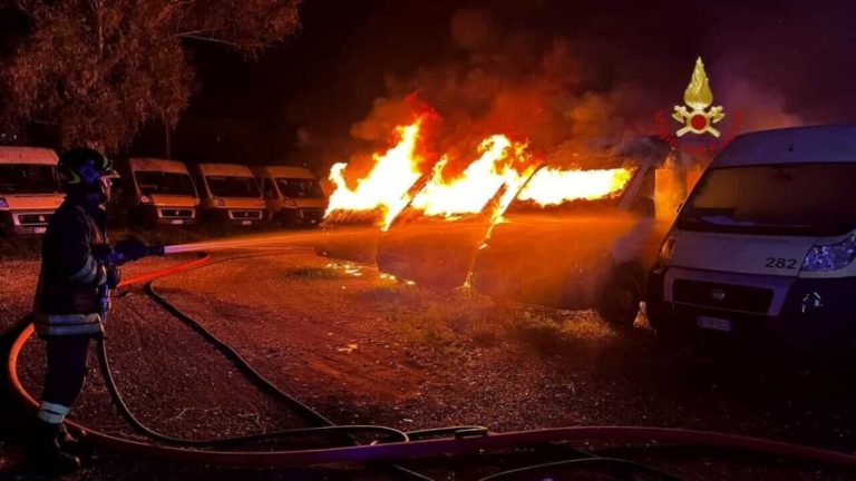 incendio pulmini ostia antica