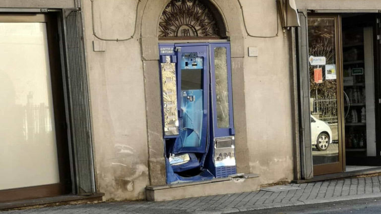 incidente a zepponami il distributore danneggiato foto montefiascone reagisci 1