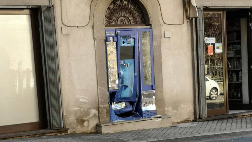 incidente a zepponami il distributore danneggiato foto montefiascone reagisci