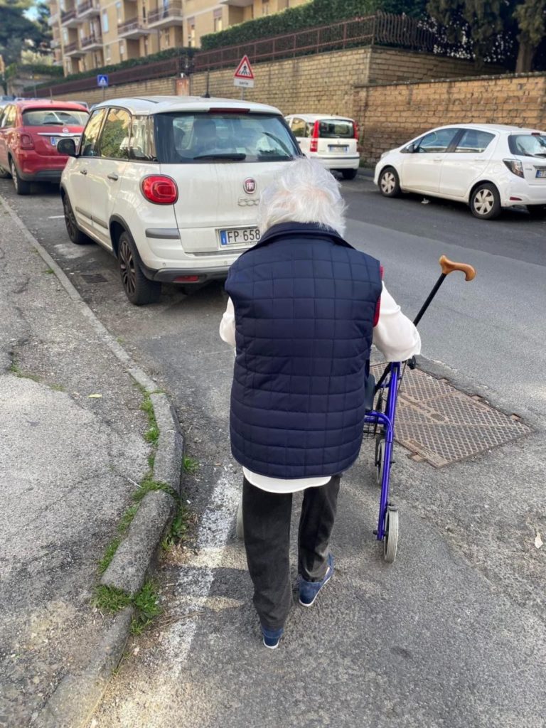 l anziana signora che cammina tra le auto in mezzo alla strada 2