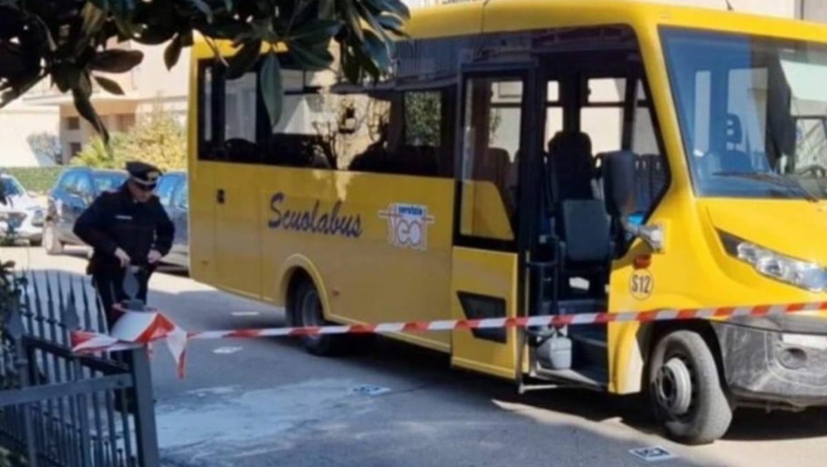 Fermo, scuolabus fa retromarcia e investe un bimbo di un anno: morto mentre seguiva la sorellina 1 scuolabus