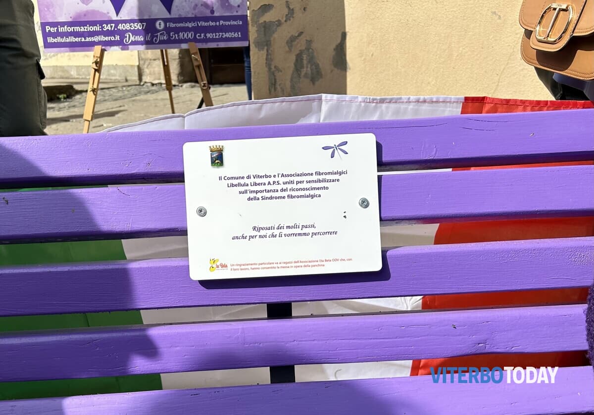 Una panchina viola a piazza della Rocca per far conoscere la fibromialgia e la via Francigena