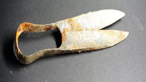2300 year old Celtic scissors in Munih Senling min 1024x317 1 500x281 1