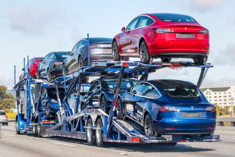 Auto nuove Tesla su camion durante il trasporto