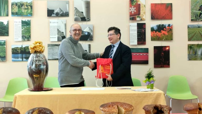 a sinistra l assessore roberto basili alla premiazione del concorso delle pizze di pasqua 2