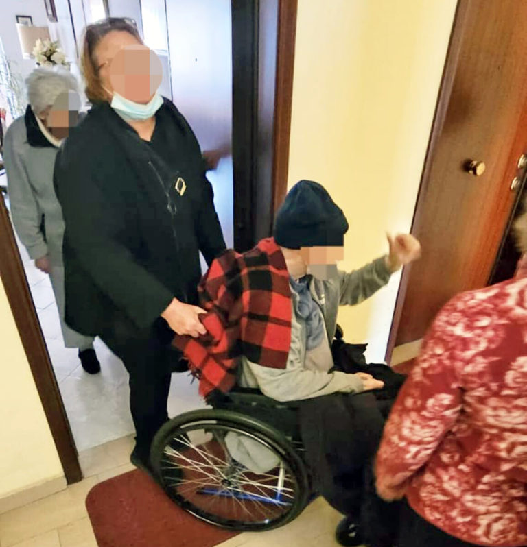 anziano disabile bloccato in ascensore