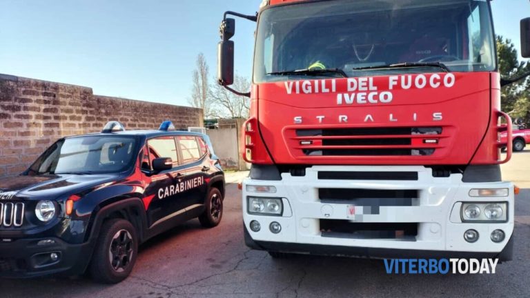 Bomarzo, guida ubriaco e si incastra con l'auto in un vicolo per scappare dai carabinieri 1 carabinieri e vigili del fuoco 2