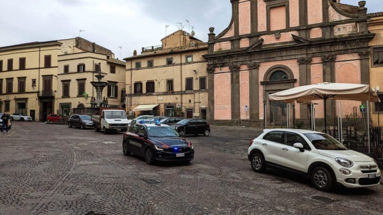 Furto in piazza Fontana Grande: rubata borsa lasciata in auto 1 carabinieri nel centro storico di viterbo piazza fontana grande