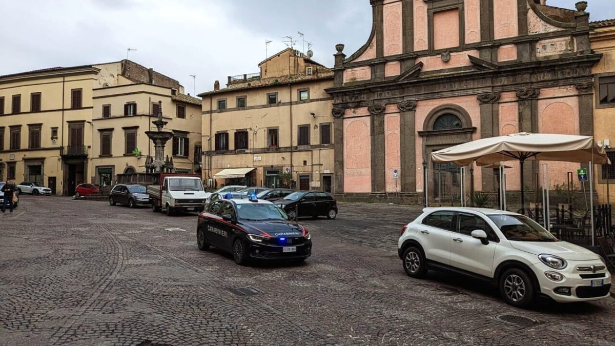 carabinieri nel centro storico di viterbo piazza fontana grande