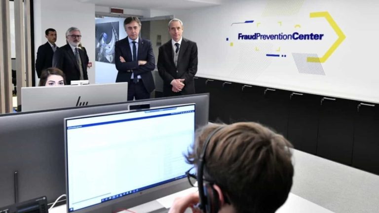 Poste, consigli per sventare le truffe: "Nessun dipendente effettua controlli a casa o chiede dati riservati" 1 centro antifrodi di poste italiane a roma 2