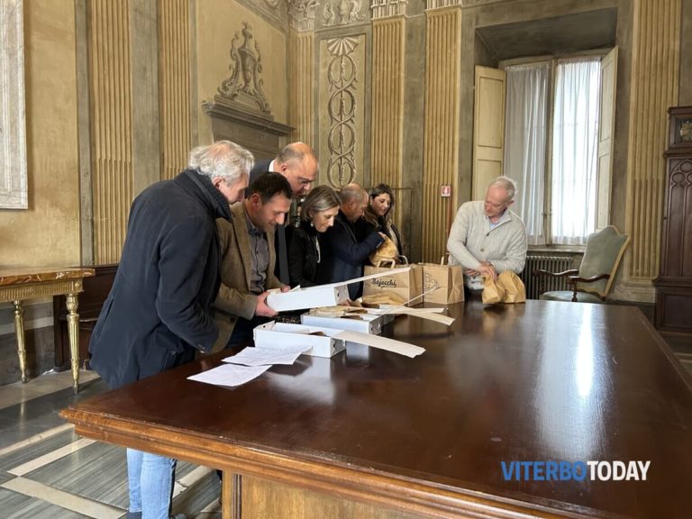 consiglieri comunali mangiano 2