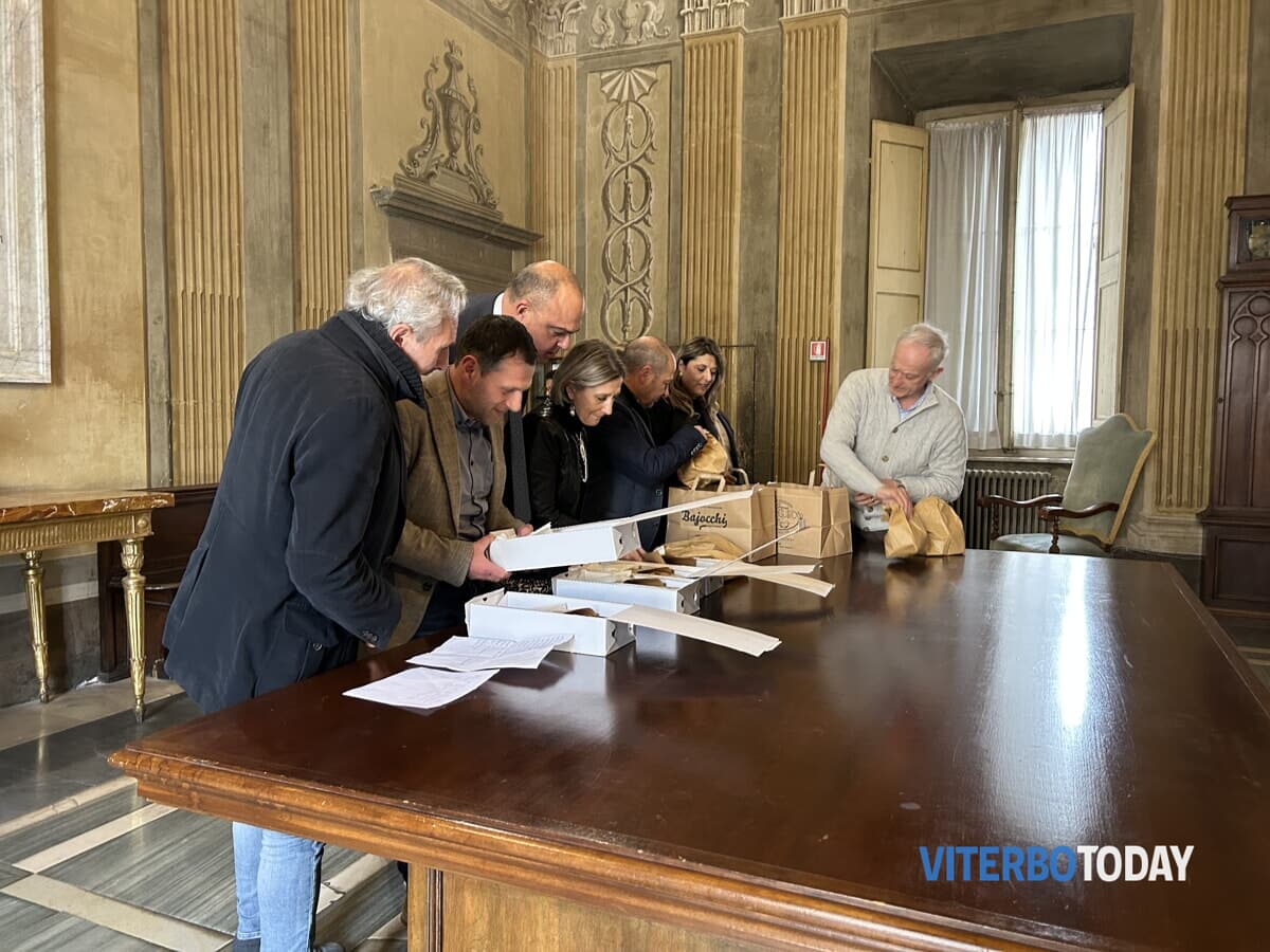 consiglieri comunali mangiano 2