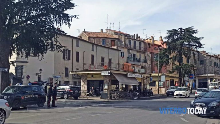 controlli dei carabinieri a canino 1