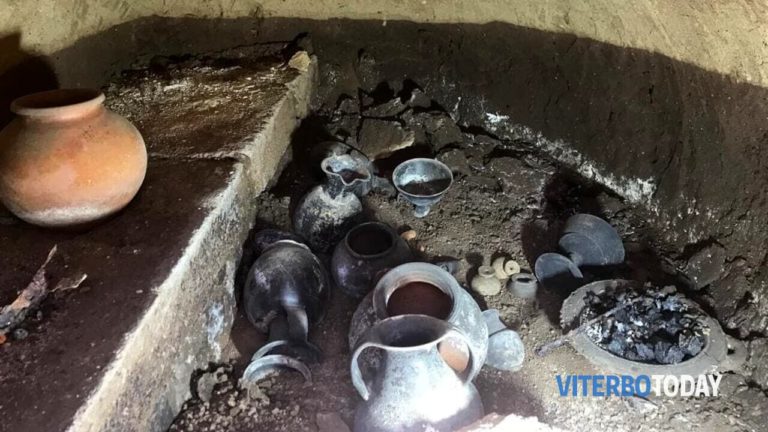 corredo tomba etrusca di 2500 anni fa