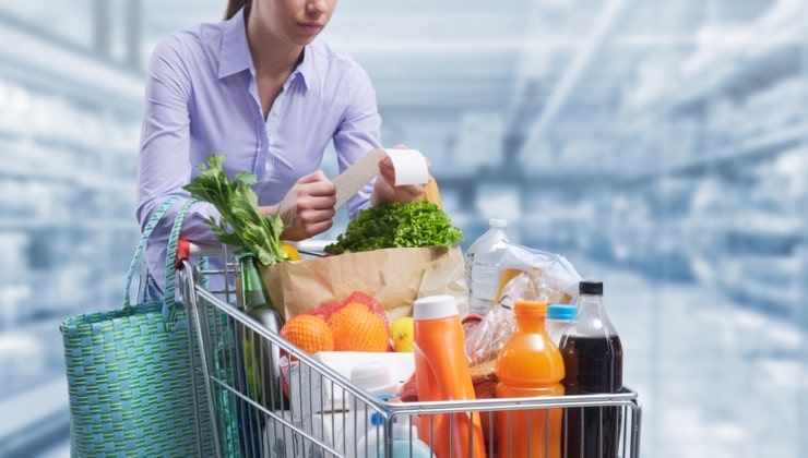 donna controlla ricevuta supermercato