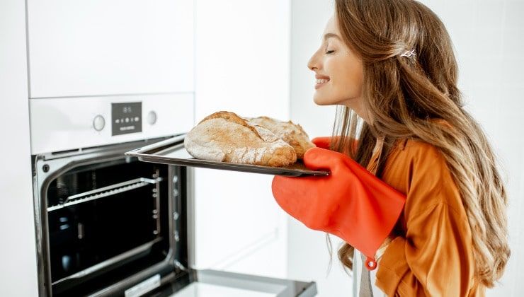 donna cuoce pane in forno