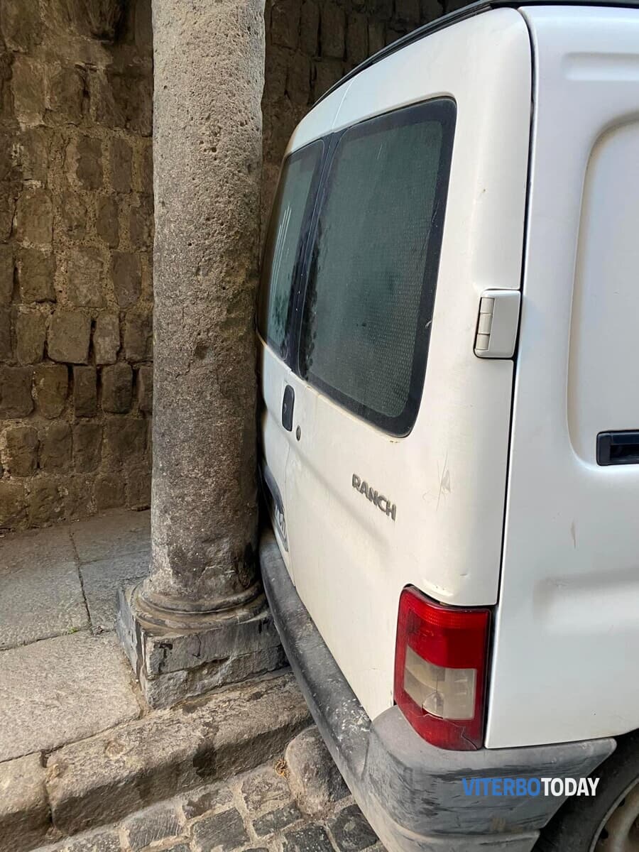 furgone appoggiato alle colonne del profferlo di palazzo mazzatosta 2