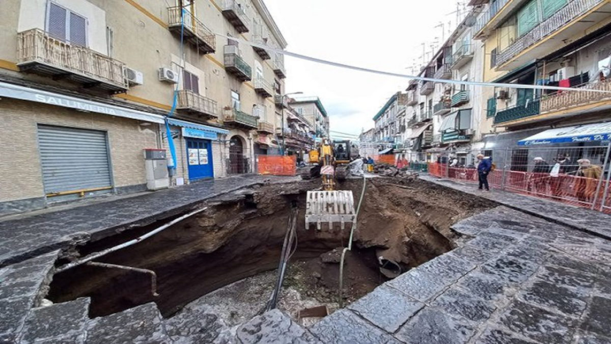 Maltempo a Napoli, voragine si apre nella notte a Secondigliano: sospese le forniture di acqua e gas 1 image 40fc3668 5a99 4d72 9d76 fafe39951eb0